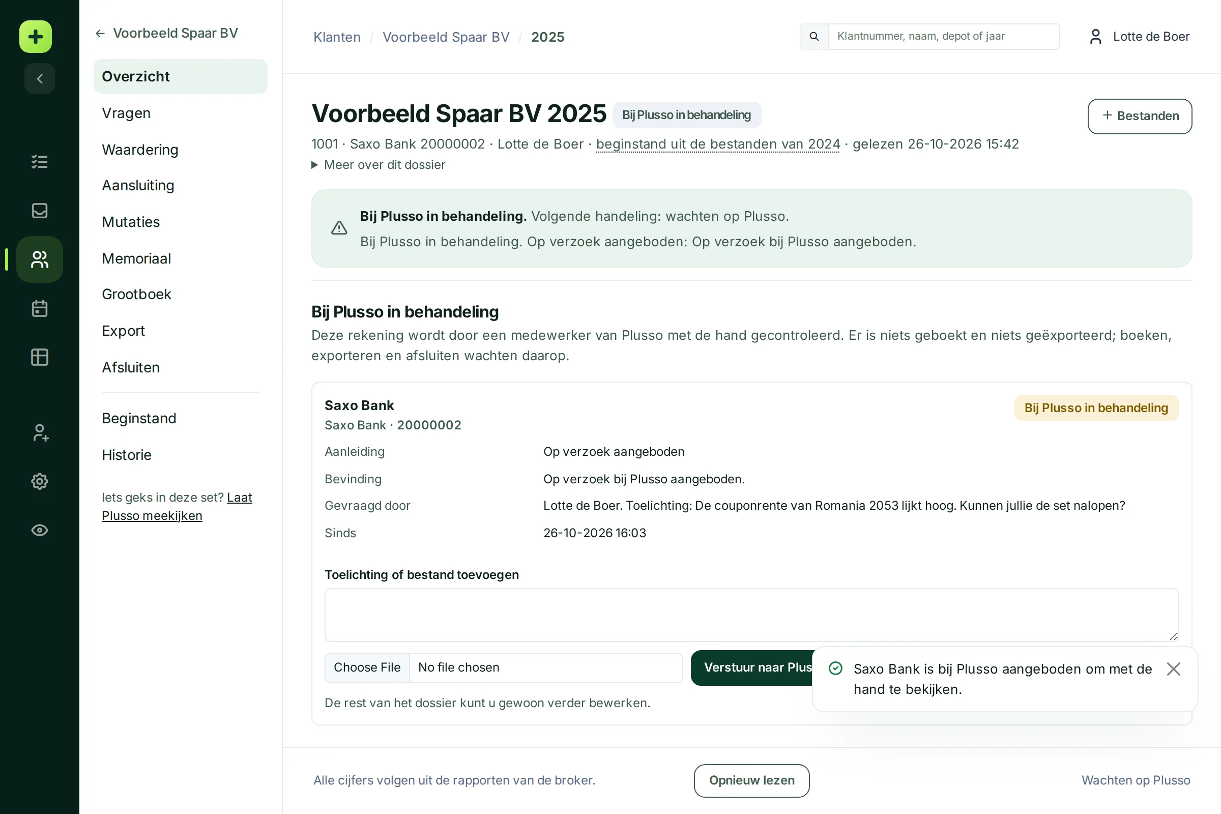 Het dossier met de stand Bij Plusso in behandeling en de rekening Saxo Bank die met de hand wordt gecontroleerd