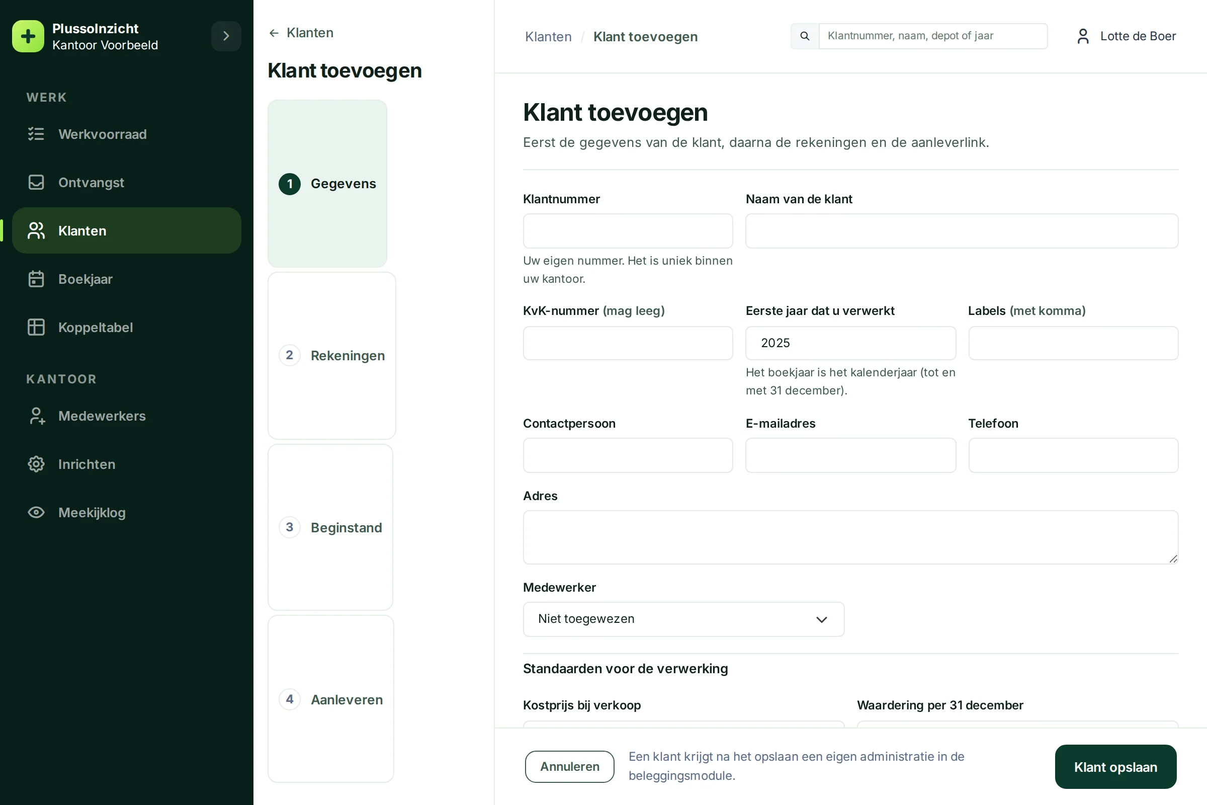 Het formulier Klant toevoegen met klantnummer, naam, KvK-nummer, eerste jaar, labels, contactgegevens, medewerker en de standaarden