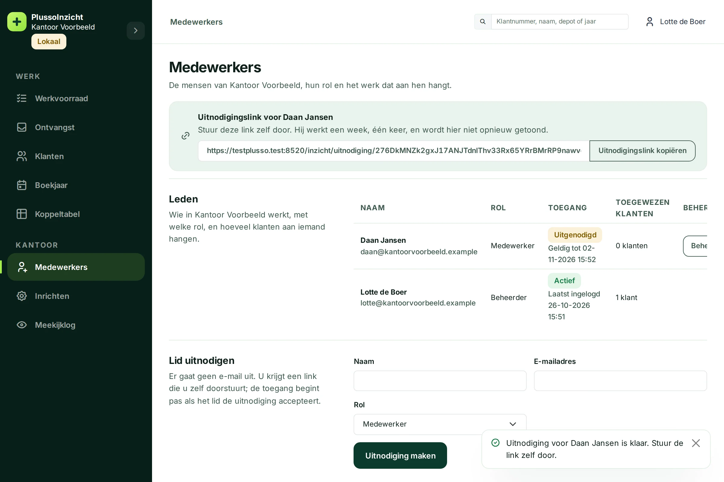 De uitnodigingslink voor Daan Jansen met de knop Uitnodigingslink kopiëren en Daan in de lijst als Uitgenodigd